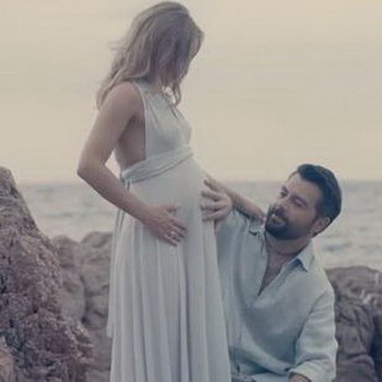 Алексей Чумаков показал беременную Юлию Ковальчук на побережье (Видео)