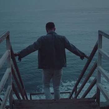 Егор Крид снял романтическую историю на скалистом берегу (Видео)