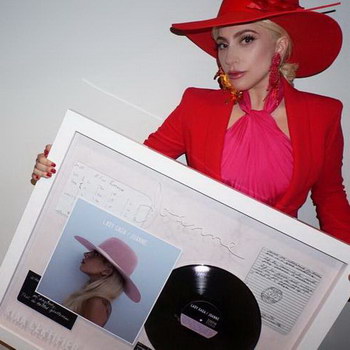 Леди Гага получила диплом за четвертый платиновый альбом