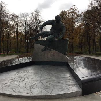 Памятник Валерию Харламову открыли в «Лужниках»