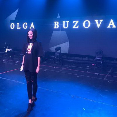Ольга Бузова спела о «своих людях» в Петербурге
