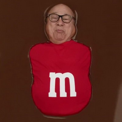 Денни Де Вито превратился в шоколадку M&M’s (Видео)
