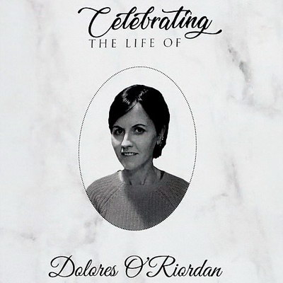 Родные и друзья похоронили Долорес О'Риордан под ее песни