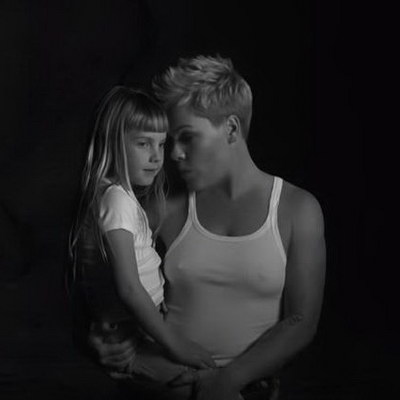 Пинк с дочкой сняли клип в честь женщин всего мира (Видео)